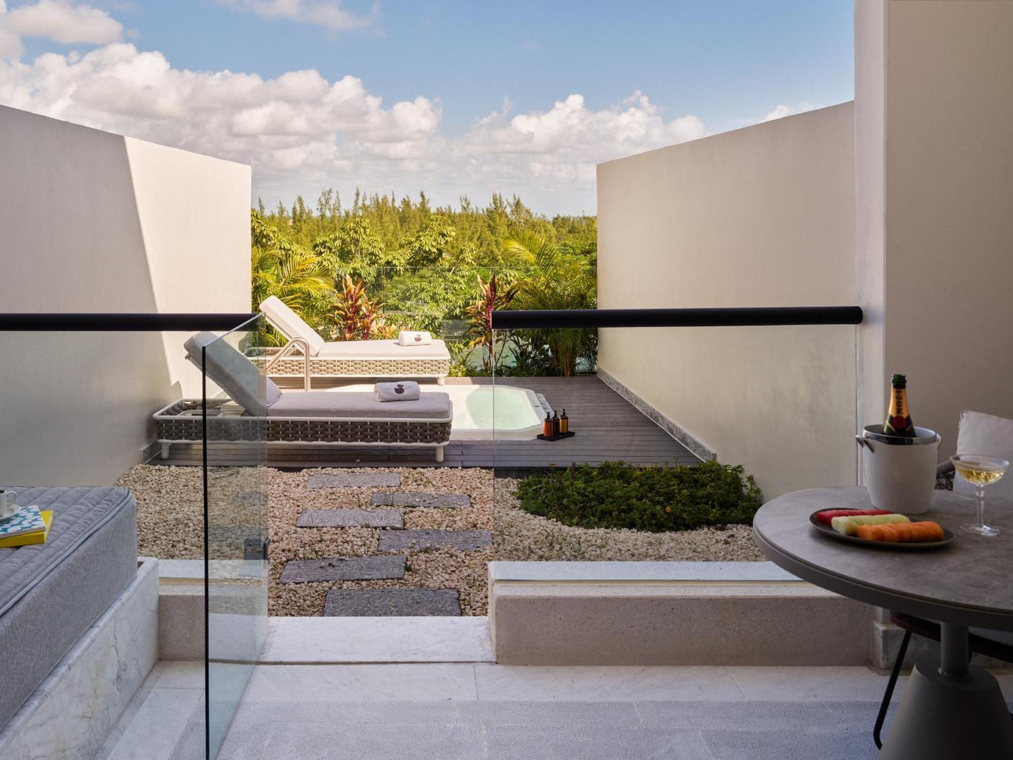 Euphoria Corner King Suite Marina View